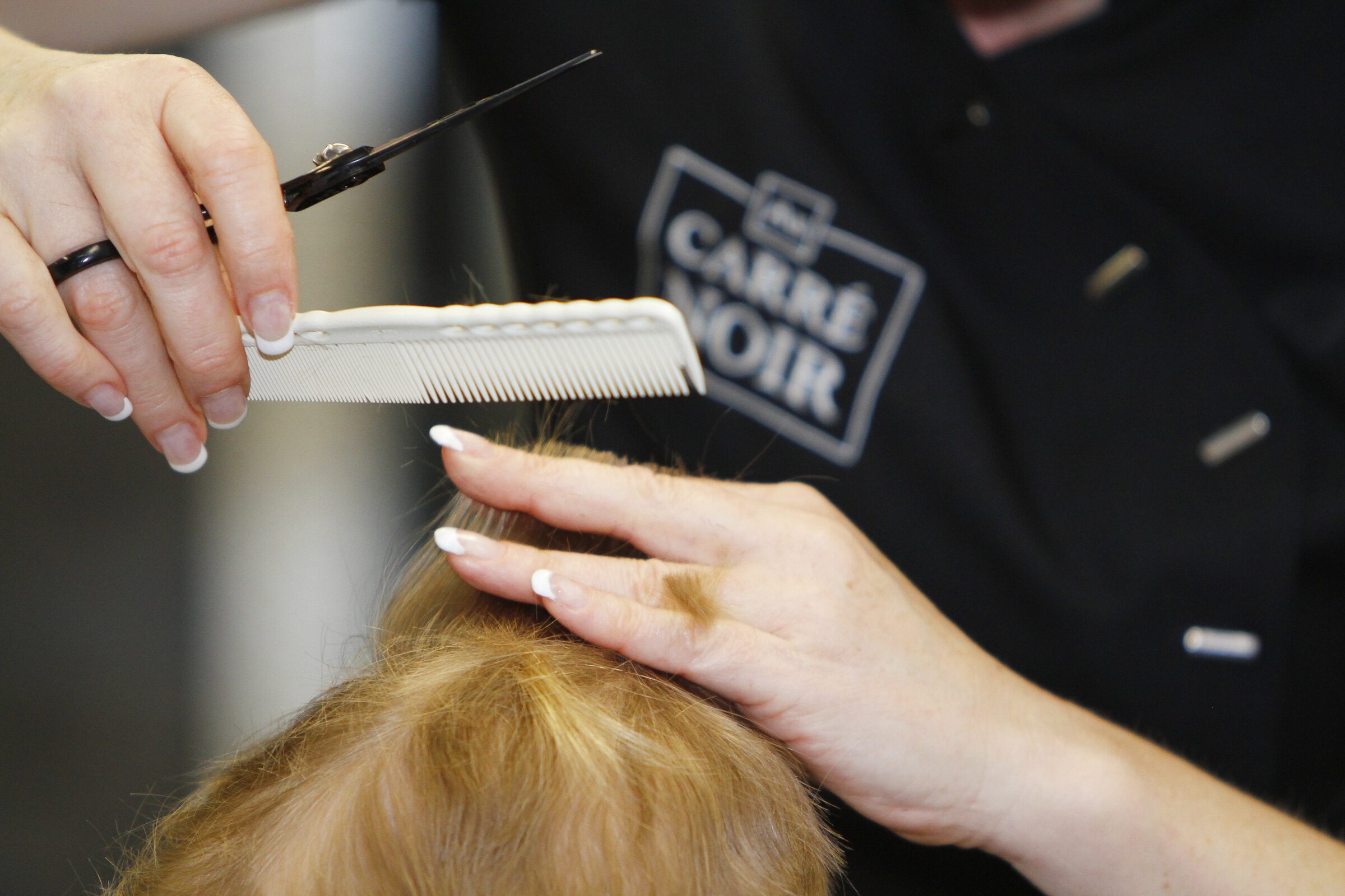 Mains au travail dans le salon