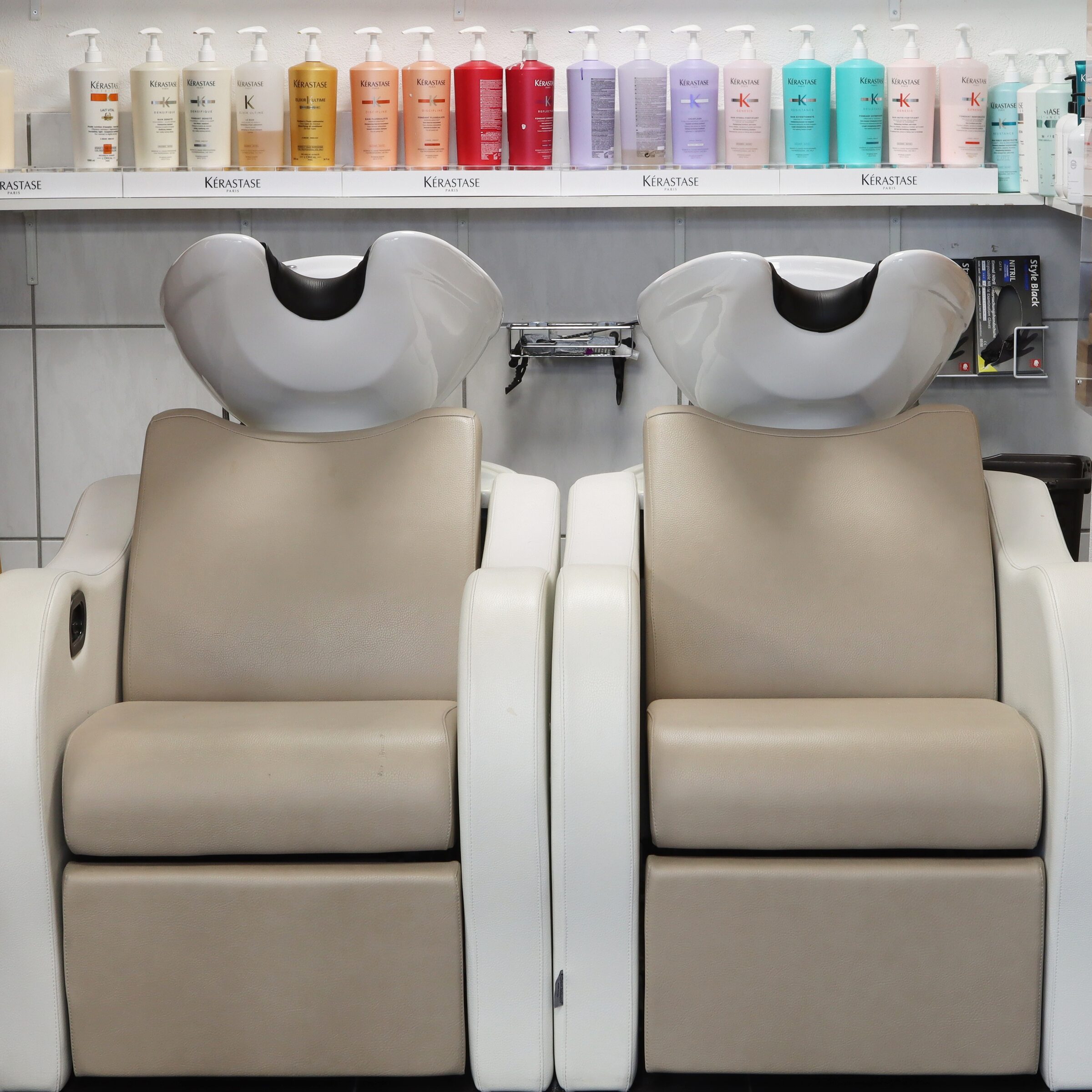 Bacs et fauteuils du salon